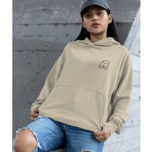 Terzili Giyin Kulağında Pembe Papatya Elleri ile Kalp Yapan Kara Kelem Emoji Kapüşonlu Sweatshirt Kadın