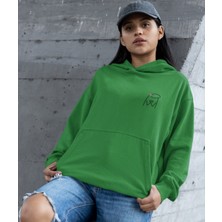 Terzili Giyin Kulağında Pembe Papatya Elleri ile Kalp Yapan Kara Kelem Emoji Kapüşonlu Sweatshirt Kadın
