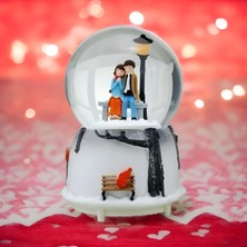 Sevgililer Günü, Bankta Oturan Çift,ışıklı,5 Farklı Tonda Müzikli Kar Küresi (ORTA Boy 8X8CM Tuş kısmını hızlı açıp kapatıldığında farklı tonlar çalmaktadır.)