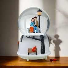 Sevgililer Günü, Bankta Oturan Çift,ışıklı,5 Farklı Tonda Müzikli Kar Küresi (ORTA Boy 8X8CM Tuş kısmını hızlı açıp kapatıldığında farklı tonlar çalmaktadır.)