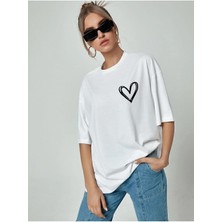 Minimal Kalp Baskılı Siyah Oversize T-Shirt