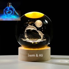 Hediyesahibi Kişiye Özel 8 cm Işıklı Ahşap Kaideli Sevimli Balıkları Temalı Cam Küre Sarı Renk