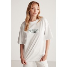 Grimelange Janna Kadın Şehir Temalı Ön Ve Arka Baskı Detaylı Oversize Fit Bisiklet Yaka Beyaz / Yeşil T-shirt