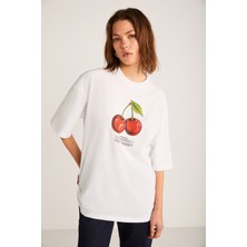 Grimelange Odalys Kadın %100 Organik Pamuklu Oversize Fit Bol Kesim Kiraz Baskılı Bisiklet Yaka Beyaz T-shirt