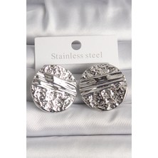 Clariss Pirinç Gümüş Renk İşlemeli Daire Plaka Model Kadın Küpe