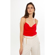 Gizia Classic Zincir Askı Detaylı Kırmızı Askılı Bluz
