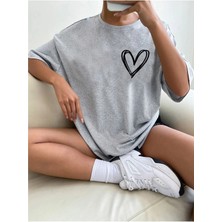 Minimal Kalp Baskılı Siyah Oversize T-Shirt