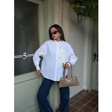 Kadın Beyaz Geniş Kesim Dantel ve Inci Detaylı Tasarım Poplin Gömlek 29023