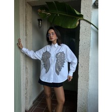 Kadın Beyaz Poplin Geniş Kesim Önü Tül ve Pul Aksesuarlı Gömlek 29025