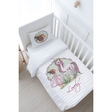 Tuğba Kuğu Bebek Boy Nevresim Takımı (100X150) - Iconic Serisi - Unicornla Sohbet