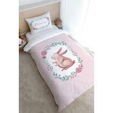 Tuğba Kuğu Tek Kişilik Nevresim Takımı (160X220) - Iconic Serisi - Pembe Çelenkli Tavşan