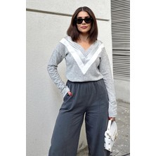 New Laviva Kadın Gri Uzun Kollu V Yaka, Deri Detaylı, Color Block Bluz Sweatshirt & Pamuklu Kazak