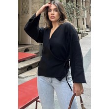Kadın Siyah Kruvaze Yaka, Çapraz Bağlamalı, Flare Kollu, Salaş Müslin Bluz
