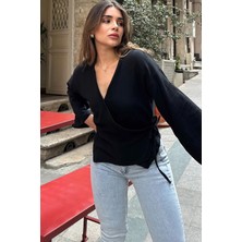 Kadın Siyah Kruvaze Yaka, Çapraz Bağlamalı, Flare Kollu, Salaş Müslin Bluz
