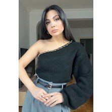 Siyah Tek Omuz Boncuk Detay Triko Kazak