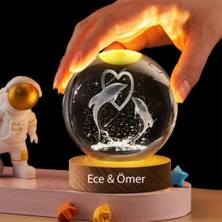 Keyfim Shop Isme Özel Işıklı Ahşap Kaideli Kalpli Yunus Temalı Cam Küre 8*6 cm