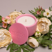 Candle Purr Whispering Gardenia 130G Soya Mumu El Yapımı Pembe Beton Kapta