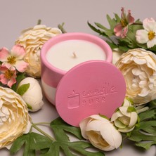 Candle Purr Whispering Gardenia 130G Soya Mumu - El Yapımı Dalgalı Desenli Pembe & Beyaz Beton Kapta