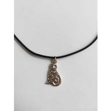 TM Tasarım Mağazası Siyah Deri Ipli Metal Oturan Kedi Objeli Kolye - Sevgililer Günü Doğum Günü Yılbaşı Hediyesi