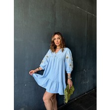 Kol Nakışlı Mavi Keten Elbise