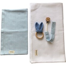 BEBEK100 x 100 Beyaz Pamuk PIKE,85 x 75 Mavi Müslin Örtü, Diş K. Emzik Askısı 4lü Takım
