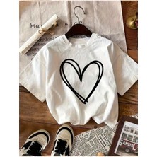 Medinenur Büyük Kalp Baskılı Basic T-Shirt