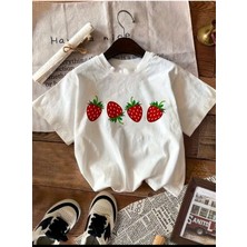 Medinenur Çilek Baskılı Basic T-Shirt