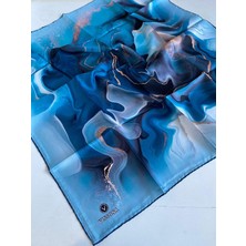Vissona %100 Twill İpek Batik Desenli Saks - Lacivert Renkli 90x90 Eşarp Dikim Şekli : El Dikişi