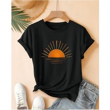 Medinenur Güneş Baskılı Basic T-Shirt