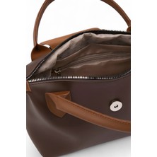 Sheda Bag Kadın Kahverengi Yumuşak Deri Kapak Detaylı Çapraz El ve Omuz Çantası