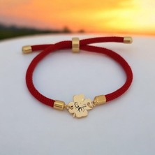 Altın Plakalı 14 Ayar Özel Çiçek Desenli, Kırmızı Örgü Det Ayıyla Hz Ali Sembollü Bileklik, Anlam Yüklü ve Derin Tasarımıyla Gençlere ve Ergenlere Güçlü Bir Hediye!