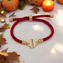 Altın Plakalı 14 Ayar Özel Çiçek Desenli, Kırmızı Örgü Det Ayıyla Piyano Sembollü Bileklik, Sanatsal Bir Dokunuşla Gençlere ve Ergenlere Estetik ve Anlamlı Bir Hediye!