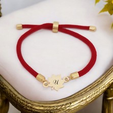 14 Ayar Altın Plakalı Özel Yaprak Figürlü, Kırmızı Örgü Det Ayıyla Harfli Bileklik, Zarif Tasarımıyla Gençlere ve Ergenlere Anlamlı Bir Hediye!