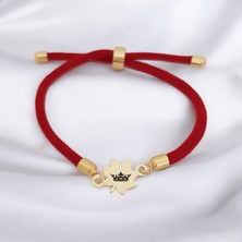 14 Ayar Plakalı Altın Özel Yaprak Figürlü, Kırmızı Örgü Det Ayıyla Kraliçe Sembollü Bileklik, Asil ve Etkileyici Tasarımıyla Gençlere ve Ergenlere Zarif ve Gösterişli Bir Hediye!