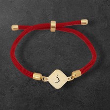 14 Ayar Plakalı Altın Özel Eşkenar Dörtgenli, Kırmızı Örgü Det Ayıyla Harfli Bileklik, Muazzam Tasarımıyla Gençler ve Ergenler İçin Eşsiz Bir Hediye!