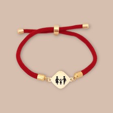 14 Ayar Altın Plakalı Özel Eşkenar Dörtgenli, Kırmızı Örgü Det Ayıyla Aile Sembollü Bileklik, Sevgi ve Bağlılığı Yansıtan Sıcak Tasarımıyla Gençler ve Ergenler İçin Samimi Bir Hediye!