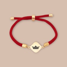 Altın Plakalı 14 Ayar Özel Eşkenar Dörtgenli, Kırmızı Örgü Det Ayıyla Kraliçe Sembollü Bileklik, Zarafet ve Gücü Simgeleyen Det Aylarıyla Gençler ve Ergenler İçin Gösterişli Bir Hediye!