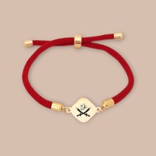 Altın Plakalı 14 Ayar Özel Eşkenar Dörtgenli, Kırmızı Örgü Det Ayıyla Zülfikar Sembollü Bileklik, Gücü Temsil Eden Tasarımıyla Gençler ve Ergenler İçin Şık Bir Hediye!