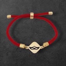 14 Ayar Plakalı Altın Özel Eşkenar Dörtgenli, Kırmızı Örgü Det Ayıyla Balmaske Sembollü Bileklik, Görünümüyle Gençler ve Ergenler İçin Şık Bir Hediye!