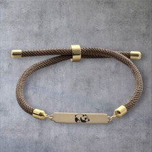 14 Ayar Plakalı Altın Özel Dikdörtgen Figürlü ve Kalp Desenli, Kahve Örgülü Det Ayıyla Panda Bilekliği, Neşeli ve Sevimli Tasarımıyla Gençlere ve Ergenlere Eğlenceli Bir Hediye!