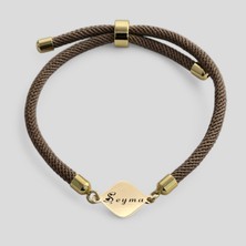 Altın Plakalı 14 Ayar Özel Eşkenar Dörtgen Figürlü, Kahverengi Örgü Det Ayıyla İsimli Bileklik, Gençlere ve Ergenlere Kişisel ve Şık Bir Hediye!