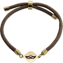 Altın Plakalı 14 Ayar Özel Eşkenar Dörtgen Figürlü, Kahverengi Örgü Det Ayıyla Balmaske Bilekliği, Gençlere ve Ergenlere Şık Bir Hediye!