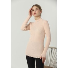 Vegenze Kadın Pudra Kol ve Yaka Ucu Dantel Fırfır Detay Yarım Balıkçı Triko Kazak