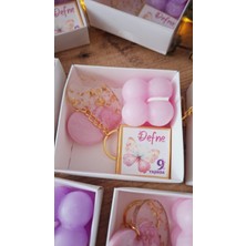 Sevgili Atölyem sevgiliatolyemm mutluluk getirmesi dileğiyle İsme Özel Bebek Çikolatası  (Anahtarlık ve Mum Hediyeli)