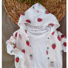 Bebe Kervanı Kız Bebek %100 Pamuk Çilekli Kapüşonlu Battaniyeli Bebek Takımı Yenidoğan 0-3 Aylık BBK1066