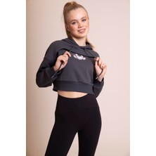 Afloow Muse Kadın Gri Koala Baskılı Crop Sweatshirt - Oversize, Kapüşonlu, Rahat ve Şık