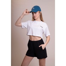 Afloow Delicate Kadın Beyaz Oversize Crop Tişört - %100 Pamuk Bisiklet Yaka, Ön ve Sırt Baskılı, Rahat Kesim, Şık ve Modern Tasarım