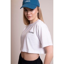 Afloow Delicate Kadın Beyaz Oversize Crop Tişört - %100 Pamuk Bisiklet Yaka, Ön ve Sırt Baskılı, Rahat Kesim, Şık ve Modern Tasarım
