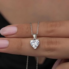 Gümüş Beyaz Taşlı Kalpli Kadın Kolye CSR2181044