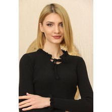 Vegenze Kadın Siyah Yakası Bağcıklı ve Kol Ucu Fırfırlı Triko Kazak